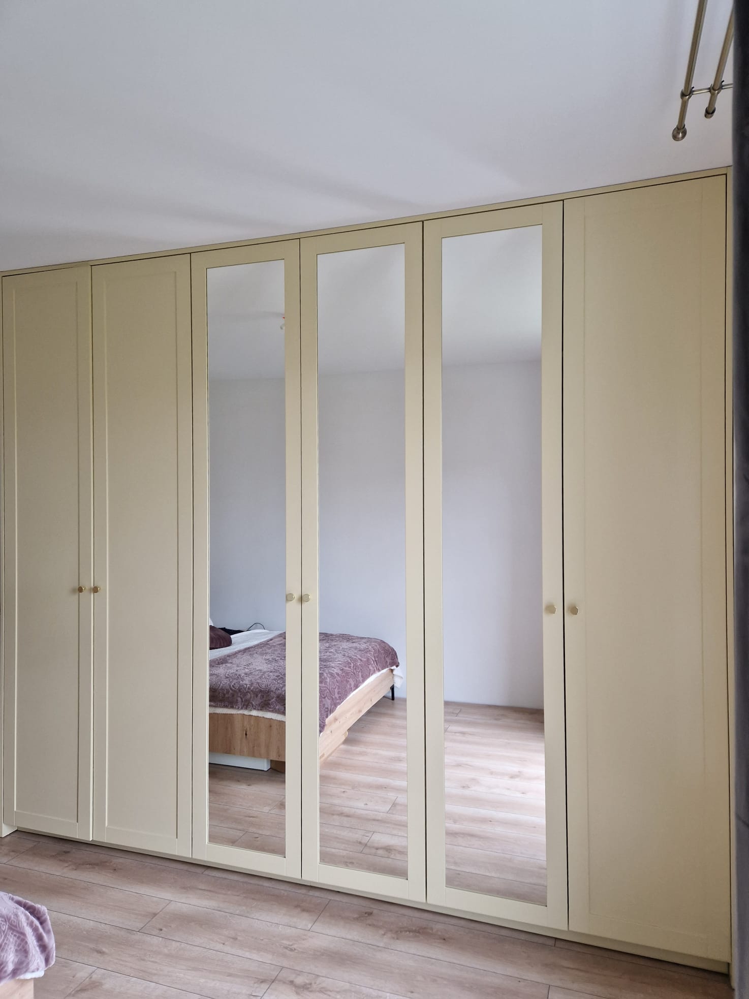 Szafa na wymiar z lustrzanymi frontami