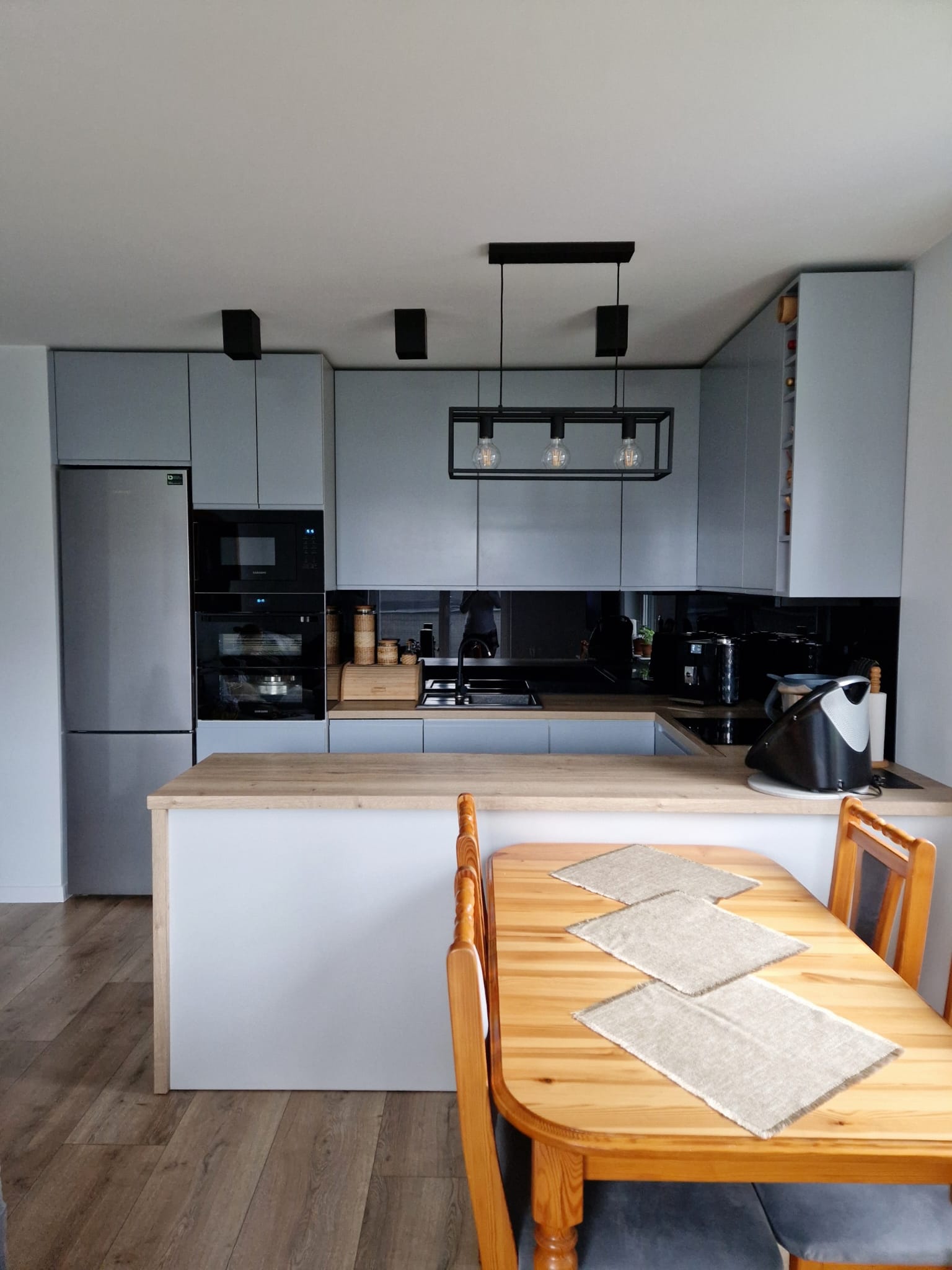 Zabudowa kuchenna w kolorze antracytowym