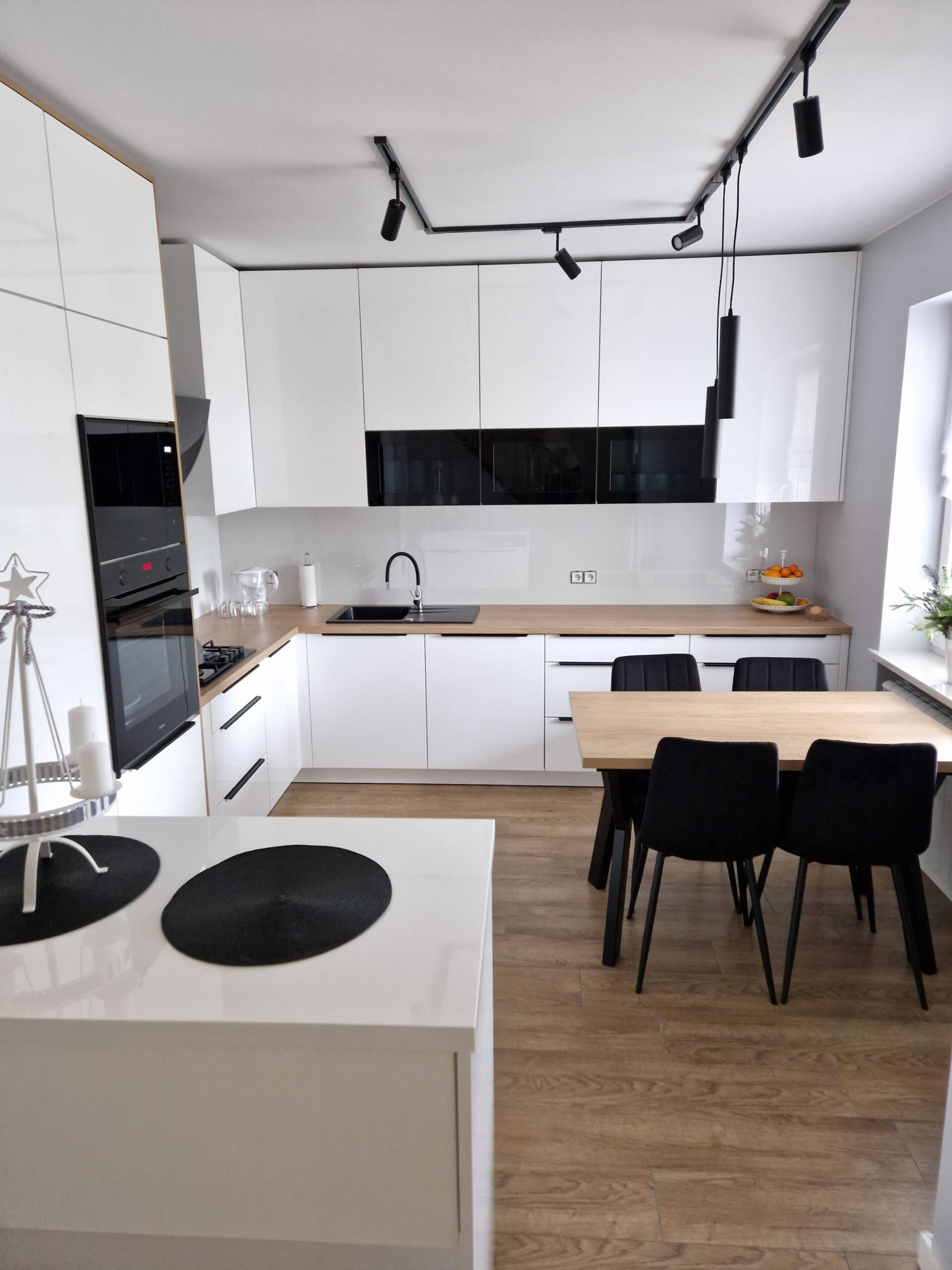 Zabudowa kuchenna ze szklanymi frontami