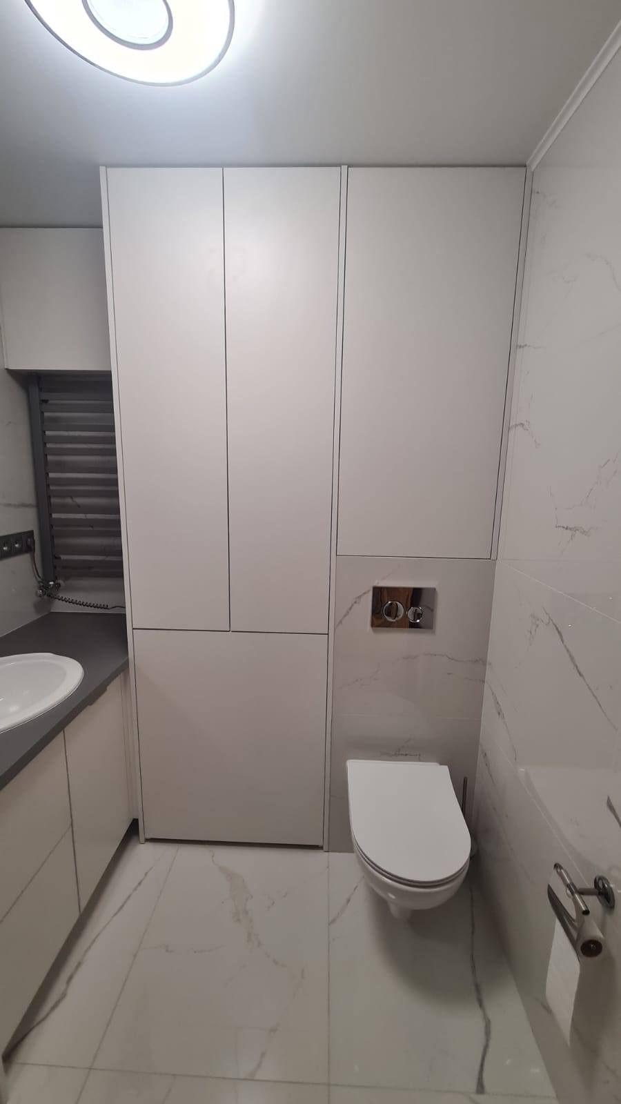 Biała zabudowa w łazience