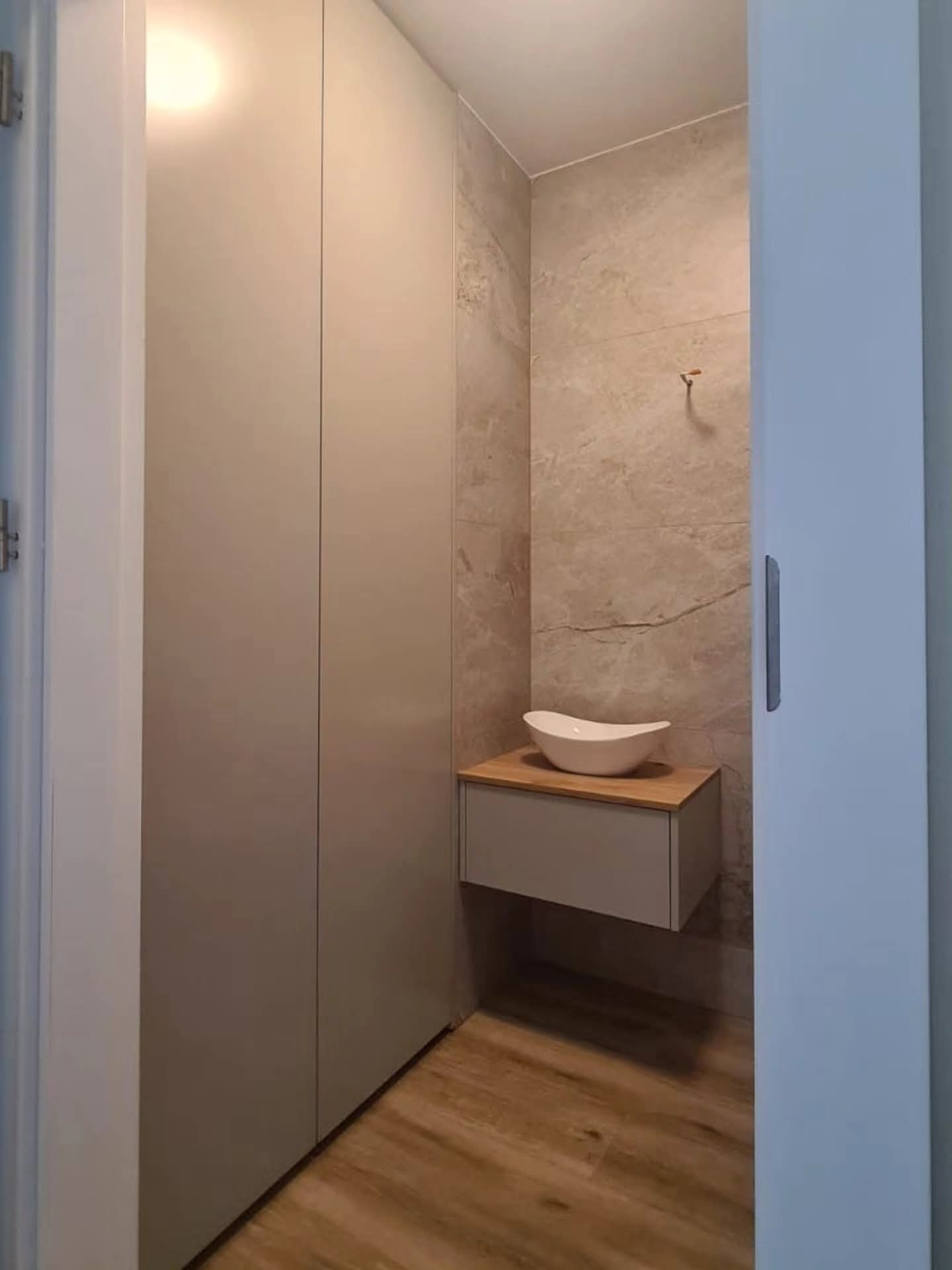 Kaszmirowa zabudowa w toalecie