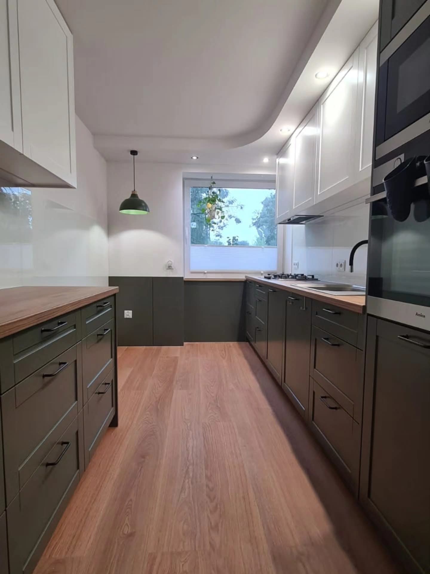 Kuchnia w odcieniu butelkowej zieleni