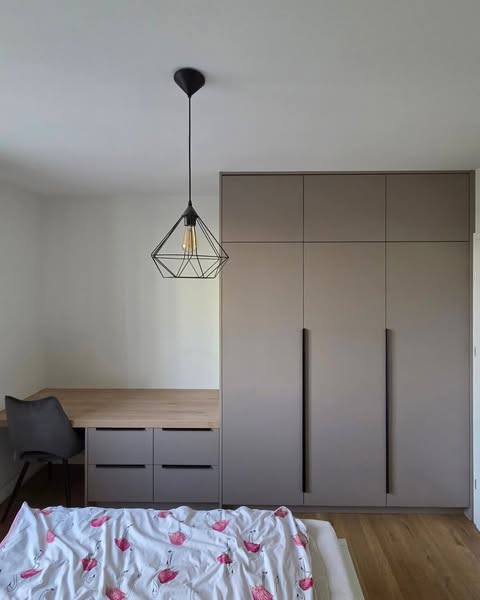 Zabudowa taupe w sypialni