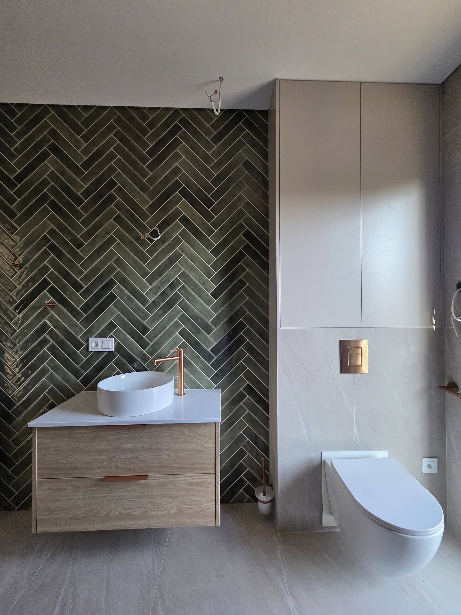 Zabudowa w zielonej łazience